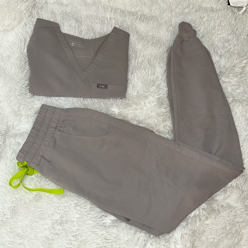 FIGS one pocket top and jogger set